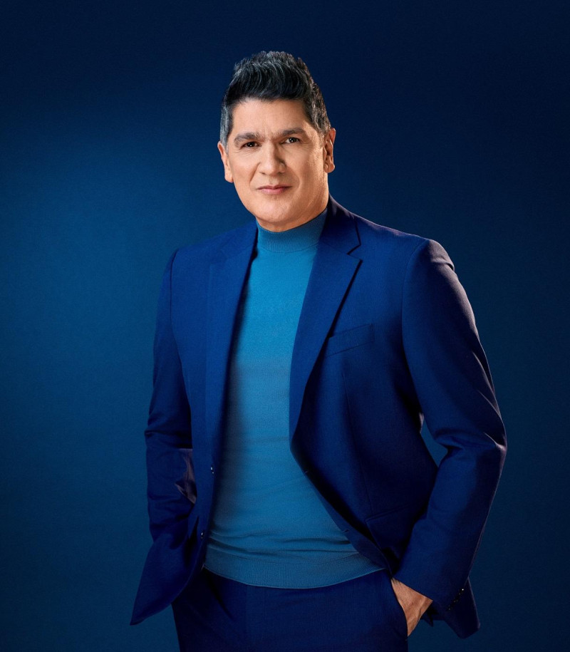 Hombre con traje azul y cuello alto