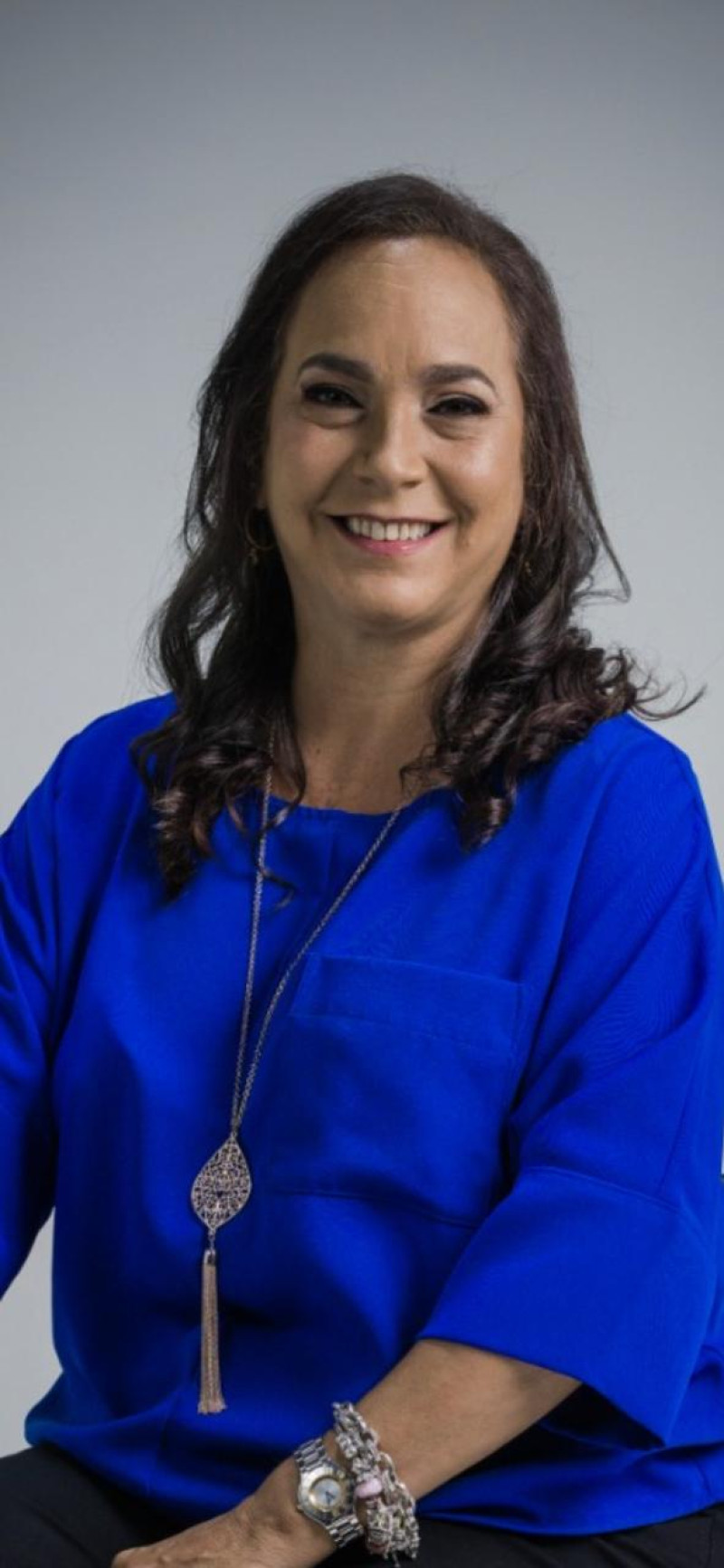 Mujer con camisa azul de pie