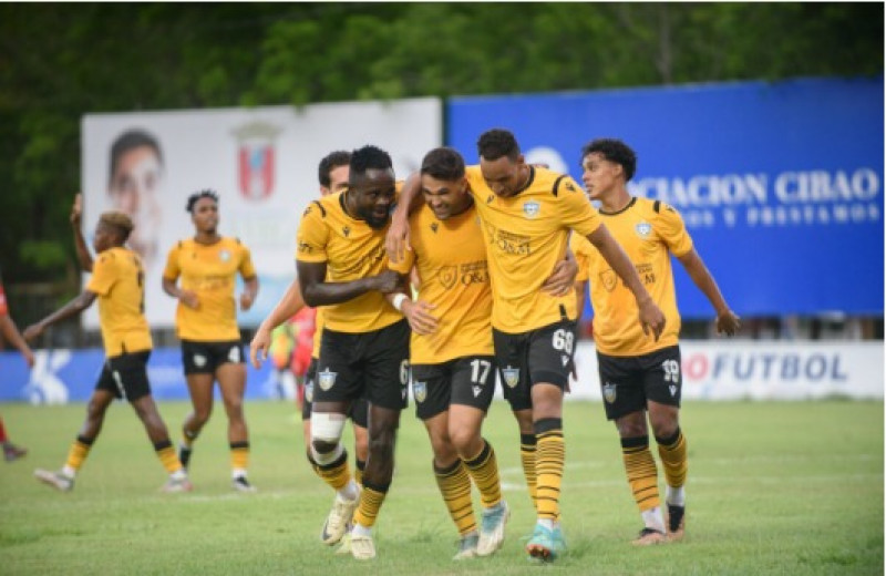 Futbolistas con camisetas amarillas