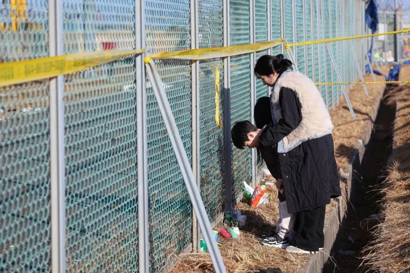 Mujer ayuda a niño al aire libre