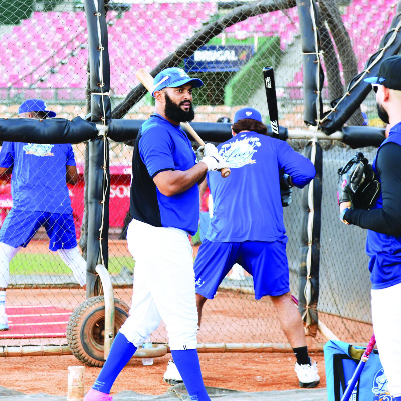 Jugadores entrenan bateo de béisbol