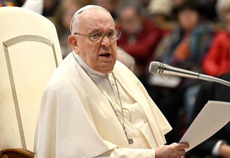 Papa Francisco vestido de blanco