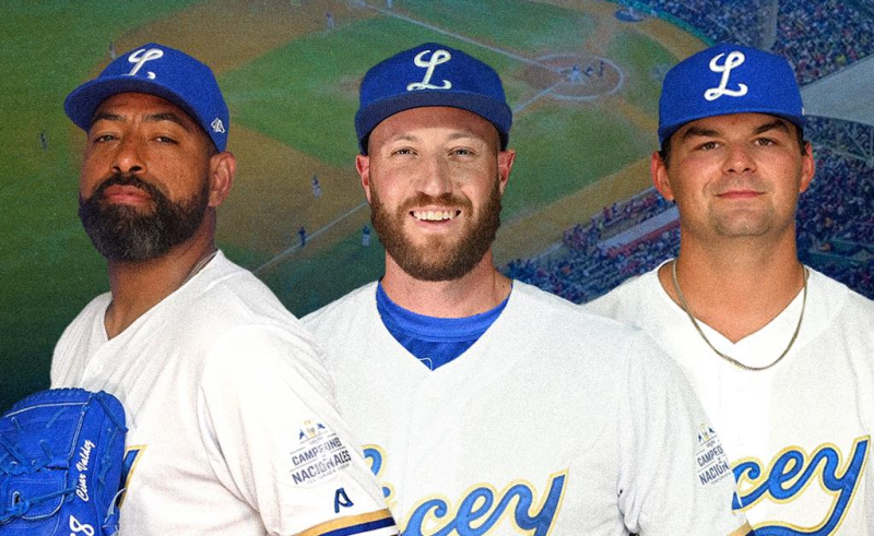 Tres jugadores de béisbol uniformados