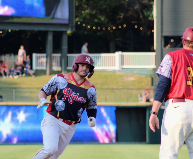 Jugador de béisbol corriendo hacia base