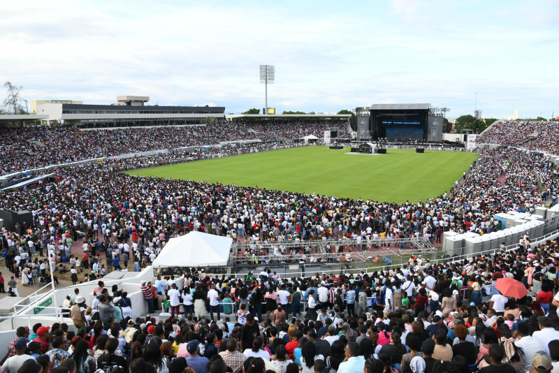 Multitud en estadio al aire libre