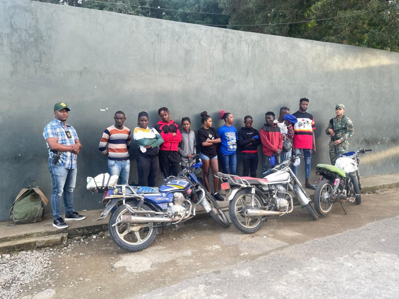 Motociclistas reunidos junto a sus motos