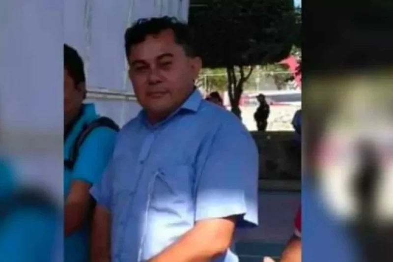 Hombre con polo azul sonriendo