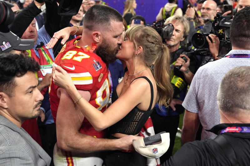 Taylor Swift besa a Travis Kelce