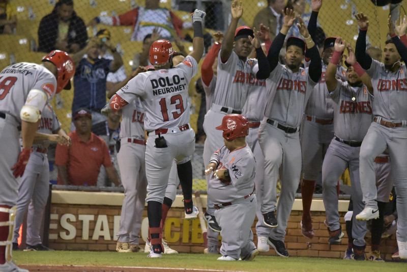 Equipo celebra victoria de béisbol