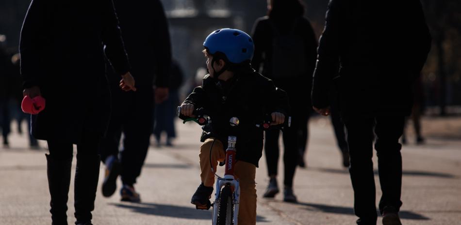 Niño pequeño montando bicicleta