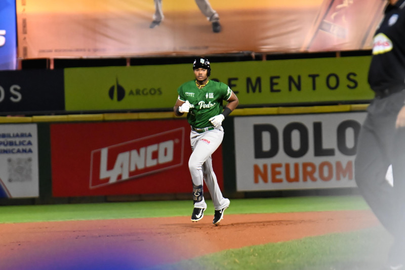 Jugador de béisbol corriendo en base