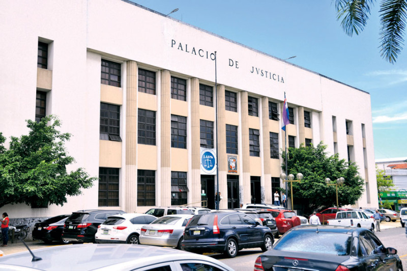 Edificio blanco con estacionamiento