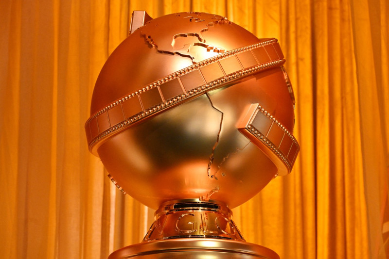 Una estatua de los Globos de Oro se ve en el salón de baile durante los preparativos para la 82ª edición de los Globos de Oro en el hotel Beverly Hilton en Beverly Hills, California, el 2 de enero de 2025.AFP