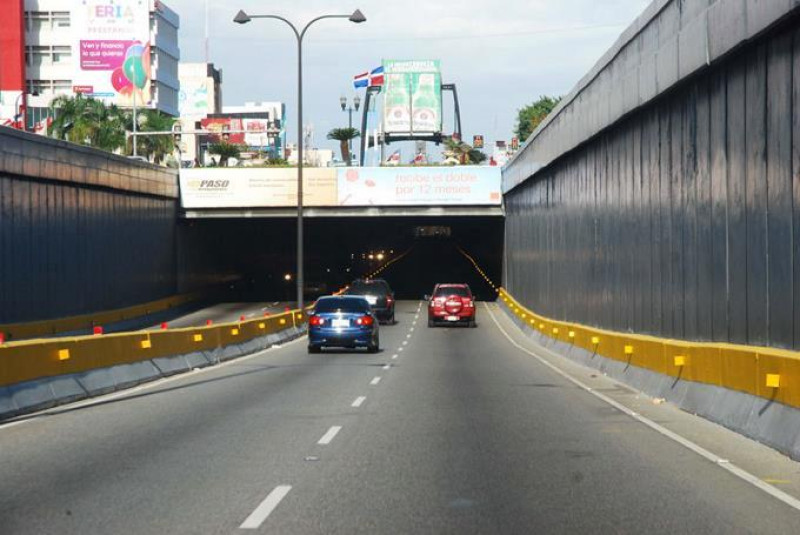 Vehículos atraviesan túnel urbano