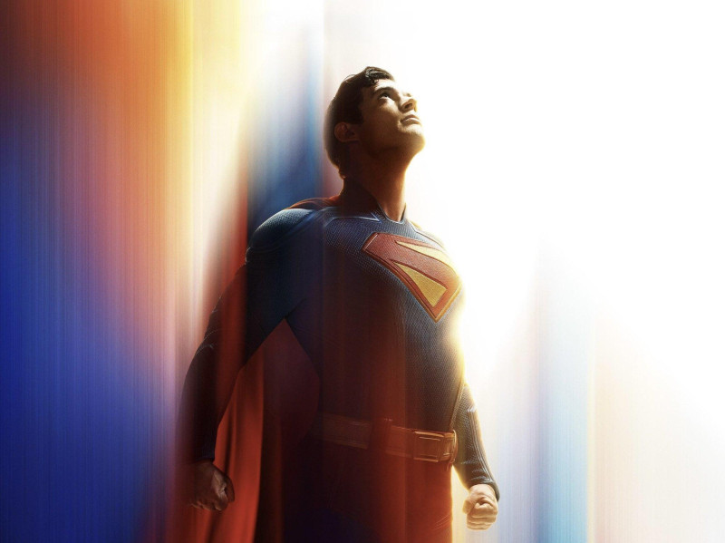 Superman con luz solar atrás