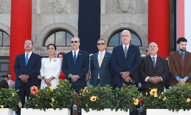 personas junto a columnas rojas