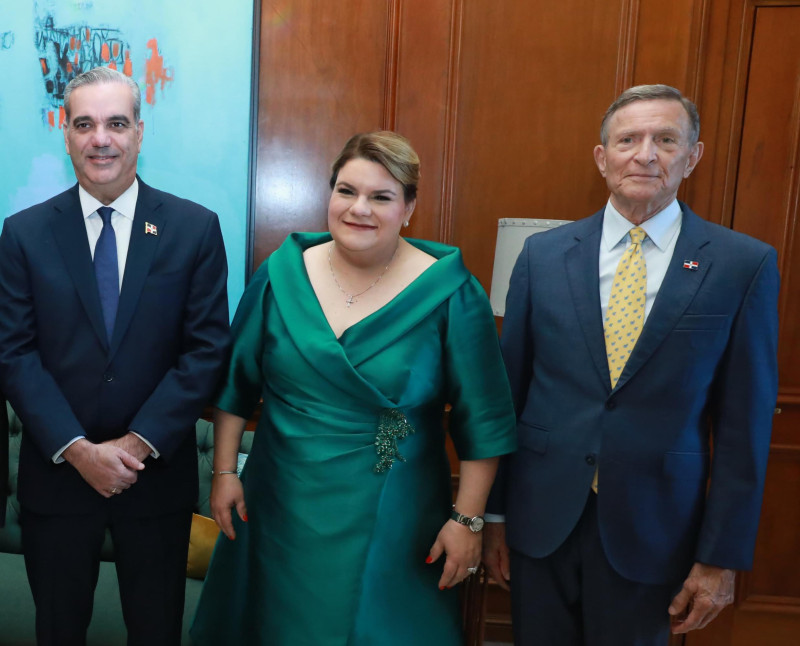 Tres personas en vestimenta formal