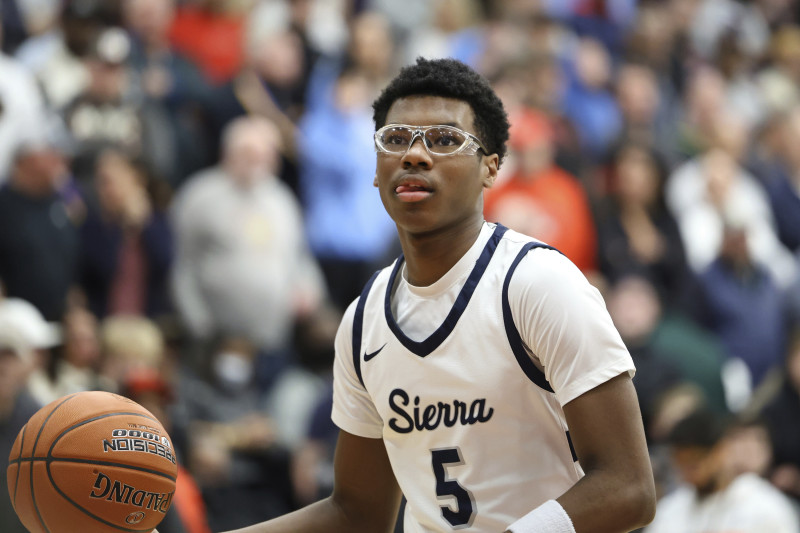 Joven afroamericano juega básquetbol con lentes