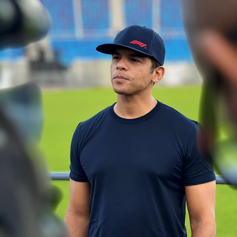 Joven con gorra tipo baseball