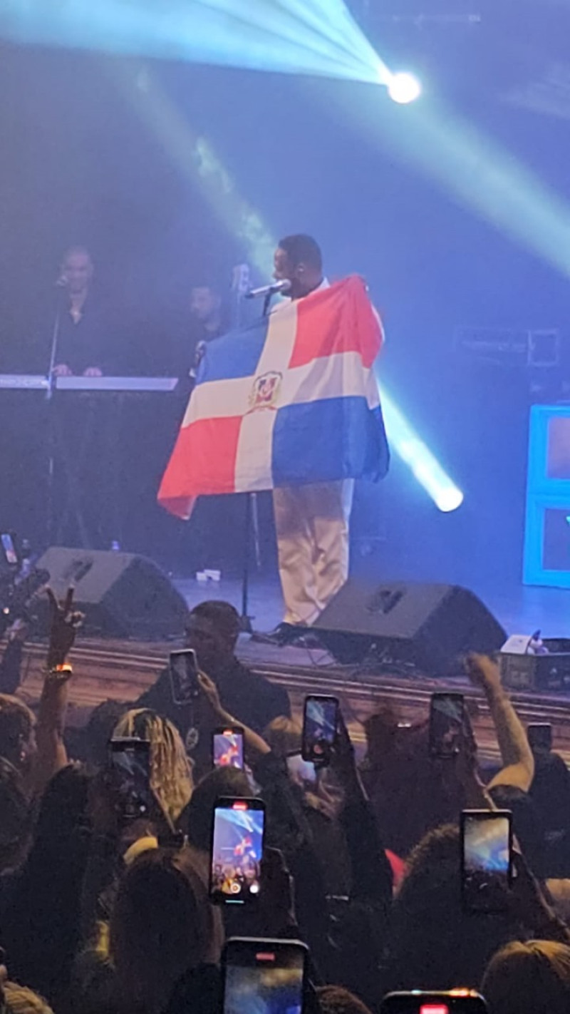 Hombre sostiene bandera dominicana