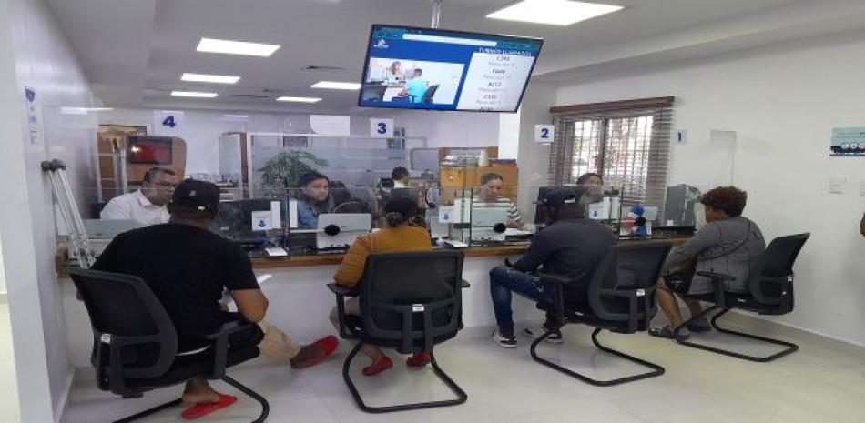 Personas en ventanilla de banco