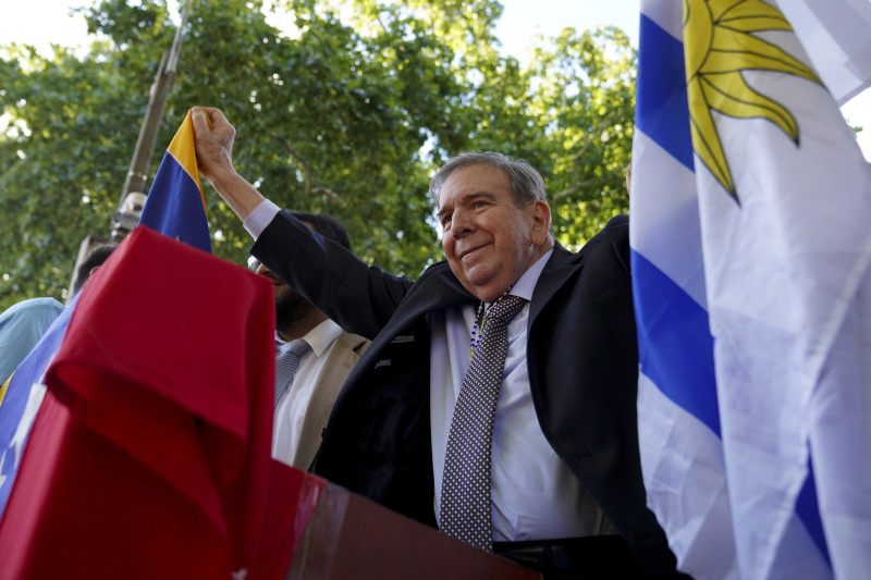 Hombre uniformado sostiene bandera dominicana