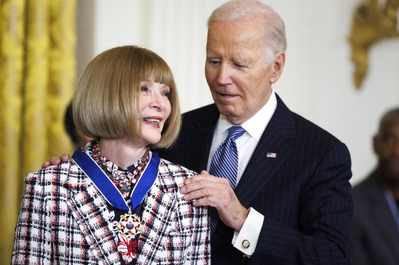 Anna Wintour y Biden conversando