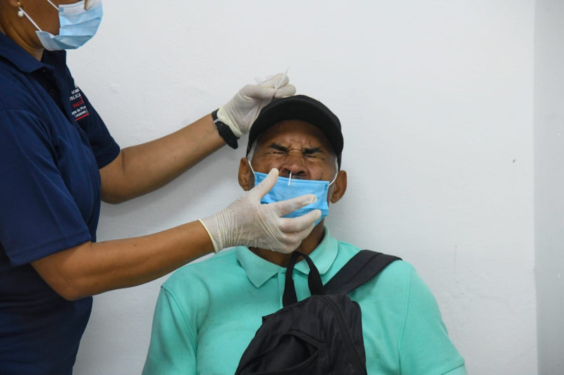 Colocando mascarilla a paciente hospitalizado