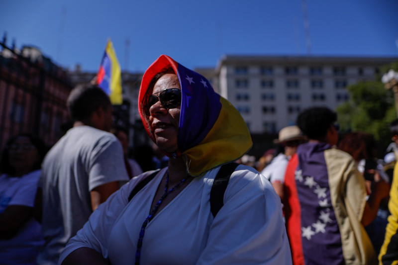 Mujer sostiene bandera de Venezuela