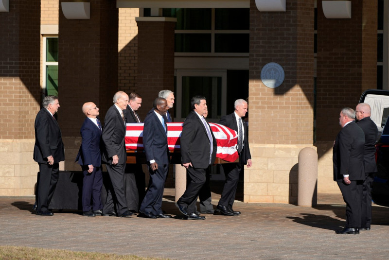 Hombres cargando ataúd en funeral