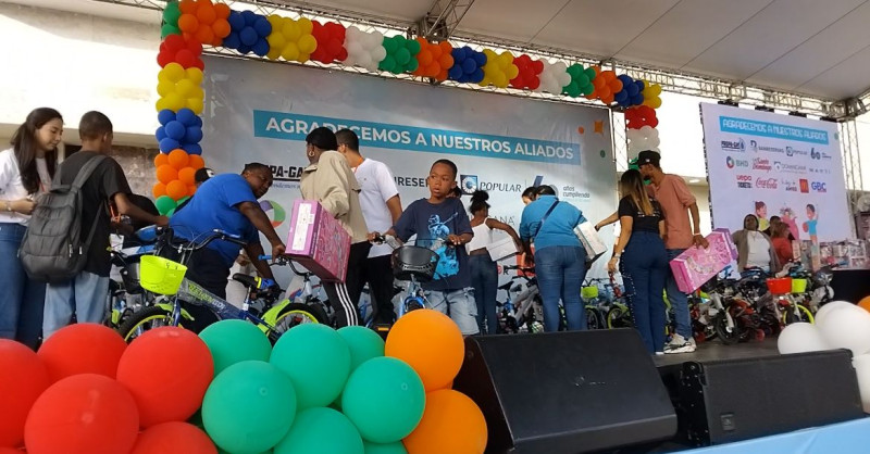 Personas celebrando con globos en escenario