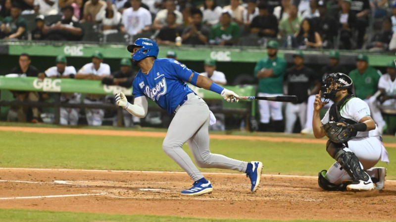 Jugador bateando en partido de béisbol