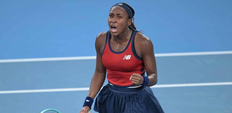 Mujer en uniforme blanco de tenis