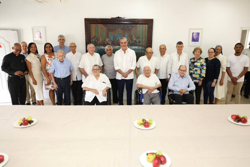 Grupo de adultos mayores sonriendo