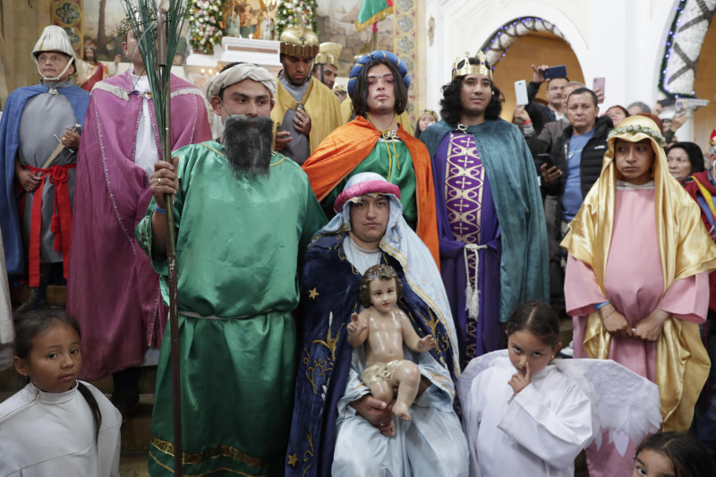 Grupo disfrazado en celebración de Reyes