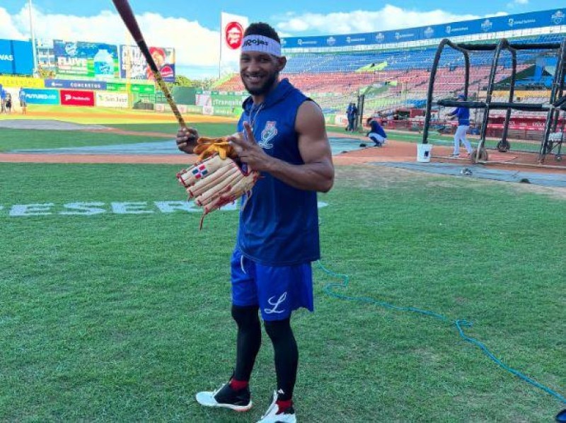 Hombre uniformado con equipo de béisbol