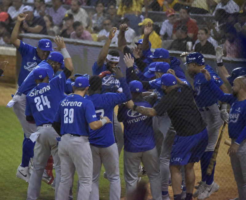 Jugadores celebran victoria en el béisbol