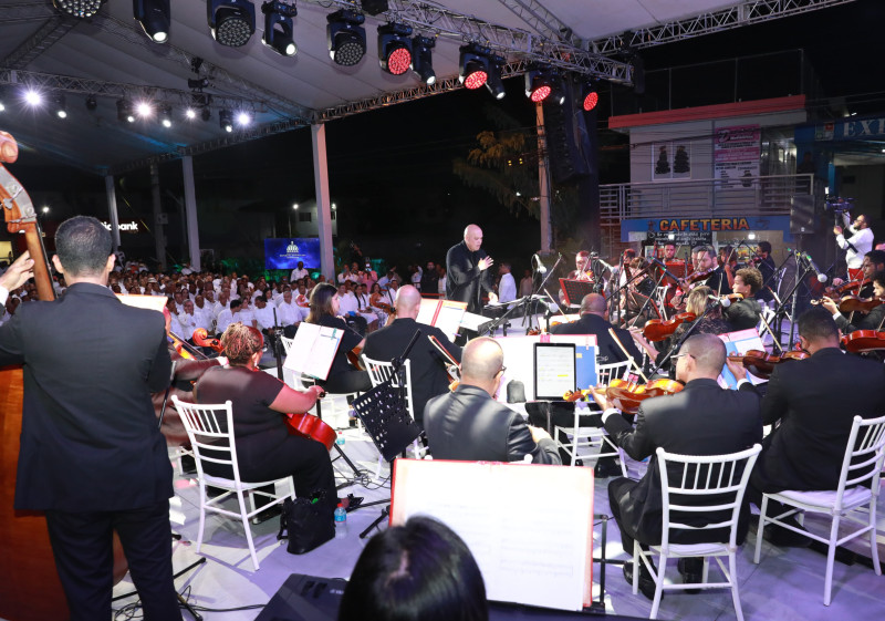 Orquesta tocando al aire libre