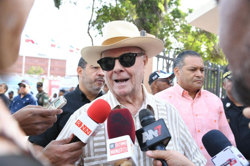 Hombre con sombrero habla a prensa