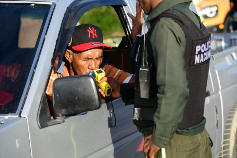 Ciudadano habla con policía dominicano