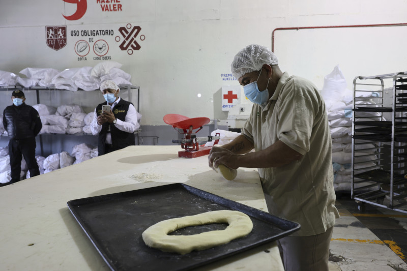 Panadero amasando en mesa de trabajo