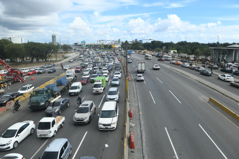 Tráfico congestionado en autopista Santo Domingo