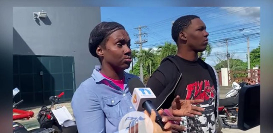 Pareja afrodescendiente de pie.