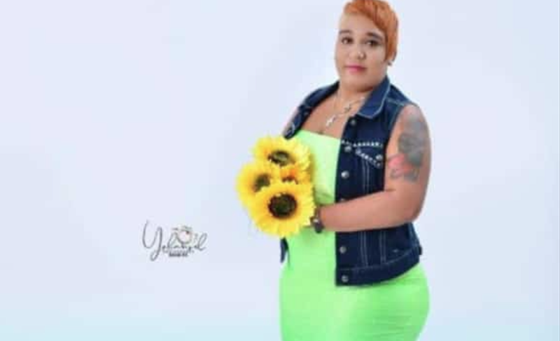 Mujer con vestido verde y girasoles