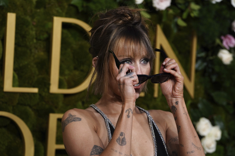 Mujer tatuada con gafas de sol