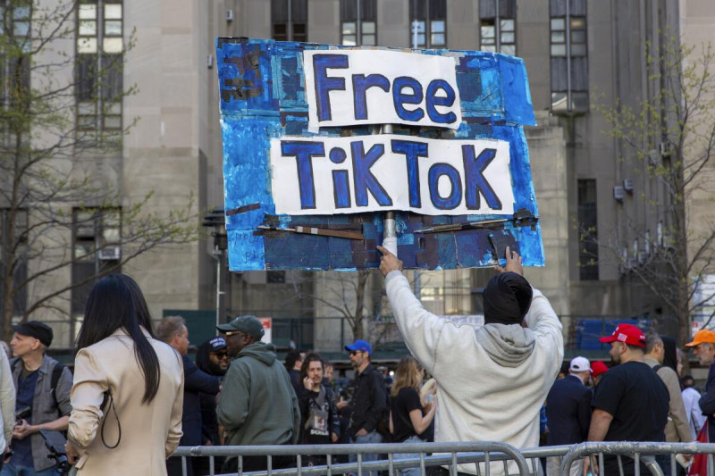 Manifestante con cartel "Free TikTok"