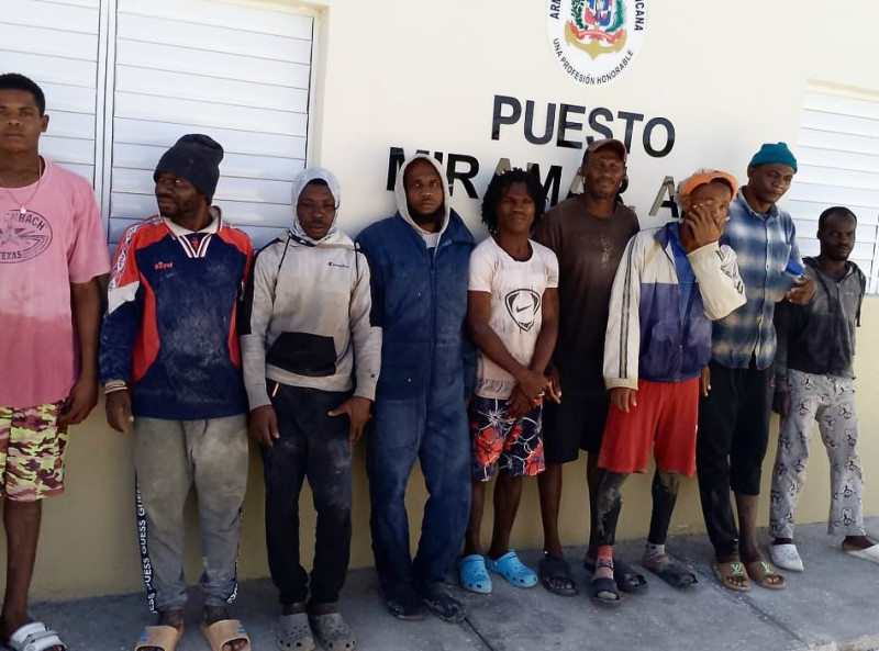 Hombres reunidos frente a edificio