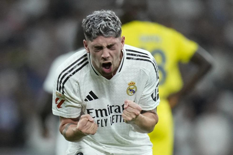 Hombre con camiseta blanca deportiva