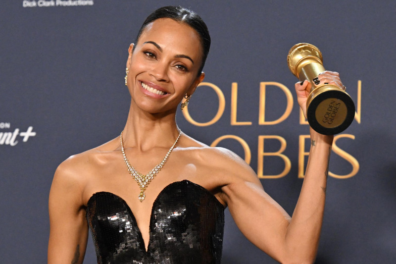 Zoe Saldana con premio Globo de Oro