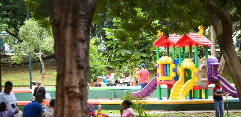 Parque infantil con gimnasio multicolor